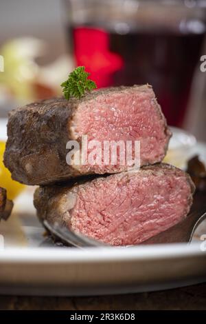Tranches de steak grillé sur une assiette Banque D'Images