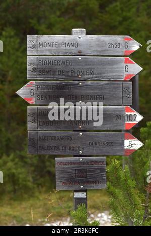 Signalisation des sentiers de randonnée dans les Dolomites Banque D'Images