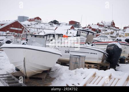 Un mélange de bateaux de la glace de mer dans le port de l'île d'Uummannaq, à l'ouest du Groenland. Banque D'Images