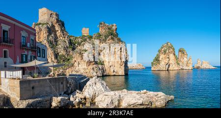 Les spectaculaires piles de mer et la célèbre Tonnara de Scopello en Sicile Banque D'Images