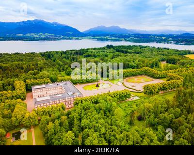 Herrenchiemsee Palace vue panoramique aérienne, c'est un complexe de bâtiments royaux sur Herreninsel, la plus grande île du lac Chiemsee, dans le sud du B Banque D'Images