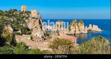 Les spectaculaires piles de mer et la célèbre Tonnara de Scopello en Sicile Banque D'Images