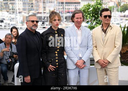 (De gauche à droite) Steve Castell, Maya Hawke, réalisateur, Wes Anderson et Rupert Friend participant au photocall pour la ville astéroïde lors du Festival de Cannes 76th à Cannes, France. Date de la photo: Mercredi 24 mai 2023. Le crédit photo devrait se lire comme suit : Doug Peters/PA Wire Banque D'Images