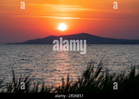 Lever de soleil sur la ville de Fonyod au lac Balaton Banque D'Images
