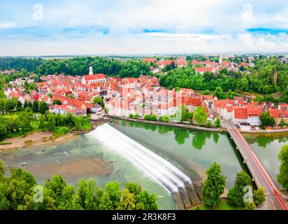 Vue panoramique aérienne sur la rivière Lech à Landsberg am Lech, une ville du sud-ouest de la Bavière, en Allemagne Banque D'Images