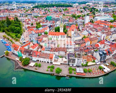 Vue panoramique aérienne de Friedrichshafen. Friedrichshafen est une ville sur les rives du lac de Constance ou de Bodensee en Bavière, Allemagne. Banque D'Images