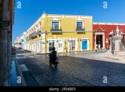 Bâtiments coloniaux espagnols colorés sur la place principale, centre-ville de Campeche, État de Campeche, Mexique Banque D'Images