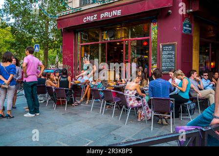 Paris, France, grande foule jeunes partageant des boissons, Bistro français, café, Bar, Restaurant terrasse, assis dans le quartier Canal Saint Martin, 'chez Prune' Banque D'Images
