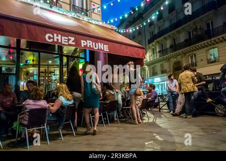 Paris, France, foule jeunes partageant des boissons, Bistro français, café, Bar, terrasse du restaurant dans la région du Canal Saint Martin, 'chez Prune' française Banque D'Images