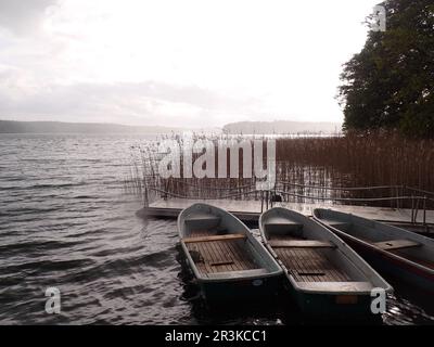 Bateaux à Stechlinsee dans le Brandebourg, Allemagne Banque D'Images