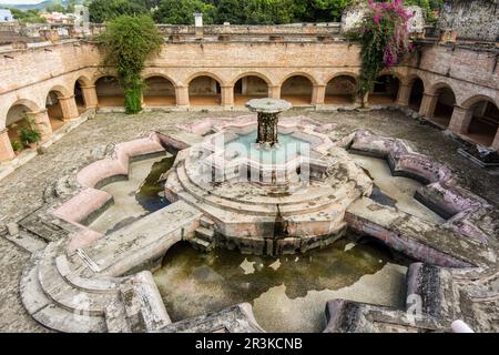 "Fuente de Pescados" del siglo XVIII, en el claustro del Convento iñes, Ultrabarroco guatemalteco, siglo XVI, Antigua Guatemala, Región de La Araucanía, Guatemala, Amérique centrale. Banque D'Images