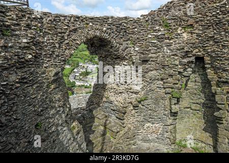 À l'intérieur de la chambre haute de la tour du château de Launceston avec vue sur la campagne cornish vue à travers une fenêtre et sur le donjon. Le Banque D'Images