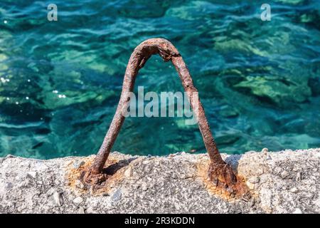 Le bollard rouillé et l'eau de mer de Santorini sur le fond Banque D'Images