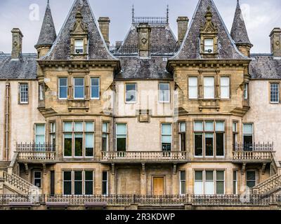 Vue sur Callendar House, un style baronnial écossais et de renommée française avec tourelles, Falkirk, Écosse, Royaume-Uni Banque D'Images