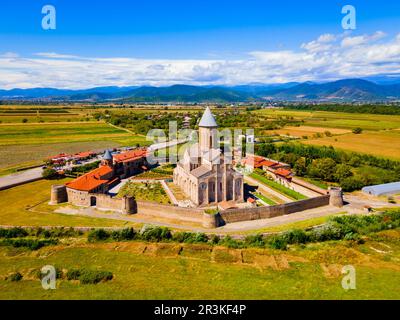 Vue panoramique aérienne du complexe du monastère d'Alaverdi à Kakheti. Kakheti est une région de l'est de la Géorgie dont la capitale est Telavi. Banque D'Images