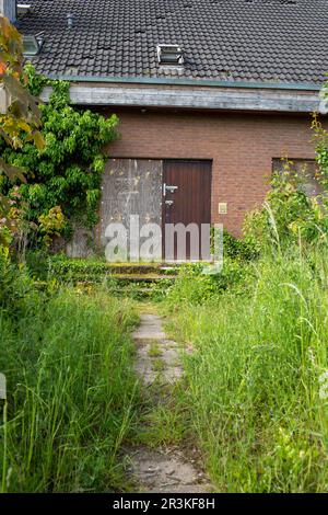 Village abandonné de Manheim près de la mine de lignite de Hambach à ciel ouvert au printemps 2023 Banque D'Images