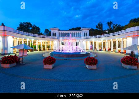 Kislovodsk, Russie - 28 septembre 2020 : Colonnade avec fontaine à l'entrée du parc du boulevard Kurortny dans la ville thermale de Kislovodsk, eaux minérales caucasiennes Banque D'Images