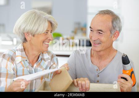 Couple de personnes âgées avec des outils de rénovation Banque D'Images