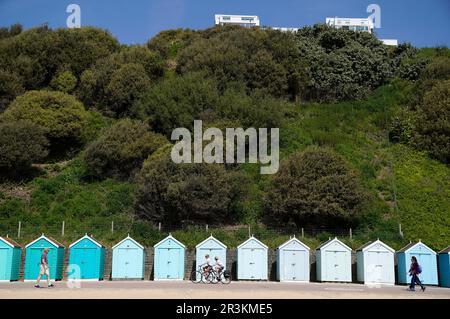 Les gens font leur chemin à travers les cabanes de plage sur la plage de Bournemouth à Dorset . Date de la photo: Mercredi 24 mai 2023. Banque D'Images