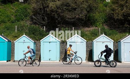 Les gens font leur chemin à travers les cabanes de plage sur la plage de Bournemouth à Dorset . Date de la photo: Mercredi 24 mai 2023. Banque D'Images