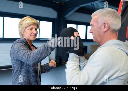 femme d'âge moyen essayant de poinçonner Banque D'Images