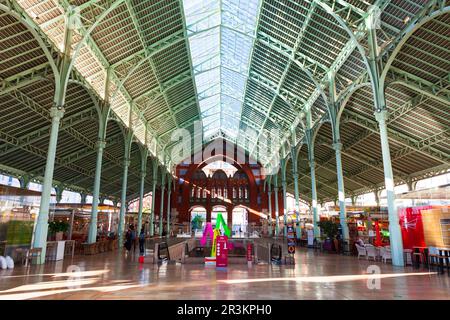 Valence, Espagne - 16 octobre 2021 : le marché public du Mercado Colon est situé dans le centre de Valence, Espagne Banque D'Images