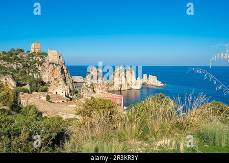 Les spectaculaires piles de mer et la célèbre Tonnara de Scopello en Sicile Banque D'Images