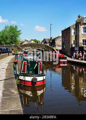 Bateaux à rames sur le canal de la branche de Springs au bassin du canal de Skipton dans le nord du Yorkshire de Skipton, en Angleterre Banque D'Images