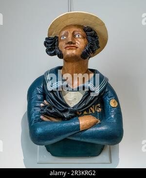 Figurine sculptée du navire représentant un marin anglais du navire HMS audacieuse daté de 1844. Le marin est habillé en "rig carré" et a une fois orné le 1 Banque D'Images