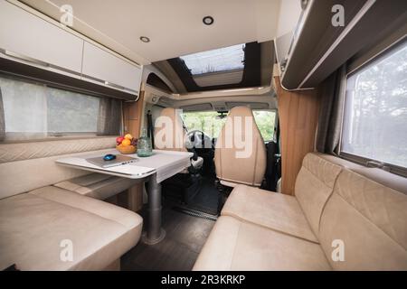 Camping-car Intérieur. Intérieur De La Maison Mobile. Maison Auto à L' intérieur. Salon Et Salle à Manger. Table De Dîner Illustration Stock -  Illustration du chambre, horizontal: 274520192