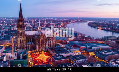Cologne Allemagne marché de Noël, vue aérienne sur drone sur le Rhin de Cologne Allemagne Cathédrale Banque D'Images