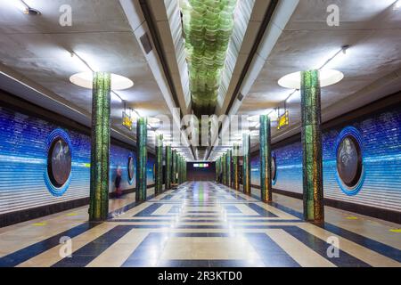 Tachkent, Ouzbékistan - 11 avril 2021 : intérieur de Kosmonavtlar, station du métro Tashkent en Ouzbékistan Banque D'Images