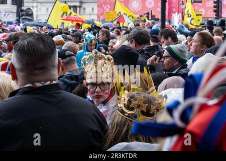 Londres, Royaume-Uni. 6th mai 2023. Les royalistes et les touristes se rassemblent sur Trafalgar Square aux côtés des manifestants de la République du mouvement anti-monarchie avant le couronnement du roi Charles III La République fait campagne pour que la monarchie soit remplacée par un chef d'État constitutionnel démocratiquement élu. Crédit : Mark Kerrison/Alamy Live News Banque D'Images