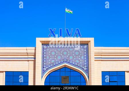 Khiva, Ouzbékistan - 15 avril 2021 : le bâtiment XIVa Vokzal est la principale gare ferroviaire de passagers de la ville de Khiva, Ouzbékistan Banque D'Images