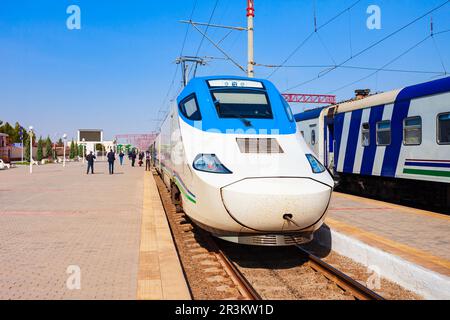 Boukhara, Ouzbékistan - 16 avril 2021: Afrosiyob ou Afrosiab est un train électrique à grande vitesse exploité sur la ligne Tashkent - Samarkand à la statio de Boukhara Banque D'Images