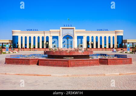 Khiva, Ouzbékistan - 15 avril 2021 : le bâtiment XIVa Vokzal est la principale gare ferroviaire de passagers de la ville de Khiva, Ouzbékistan Banque D'Images