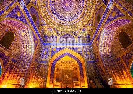 Samarkand, Ouzbékistan - 18 avril 2021 : Registan Tilya Kari Madrasah motif mosaïque décor fond de carreaux de céramique dans la ville de Samarkand, Ouzbékistan Banque D'Images