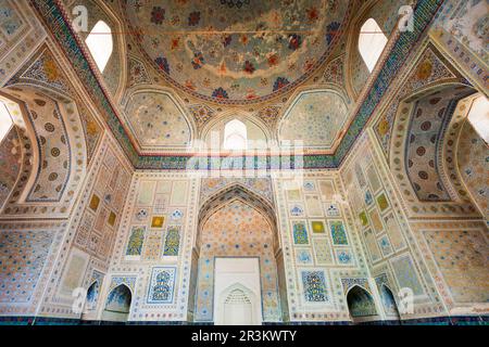 Shahrisabz, Ouzbékistan - 19 avril 2021: Mosquée Kok Gumbaz ornement motif design intérieur dans la ville de Shahrisabz, Ouzbékistan Banque D'Images