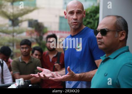 David Hemp (L), un ancien cricketer bermudien récemment nommé, s'adresse aux journalistes après son arrivée au poste de directeur de l'unité de hautes performances du Bangladesh Banque D'Images