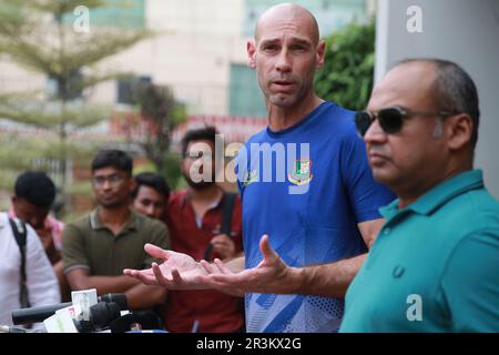 David Hemp (L), un ancien cricketer bermudien récemment nommé, s'adresse aux journalistes après son arrivée au poste de directeur de l'unité de hautes performances du Bangladesh Banque D'Images