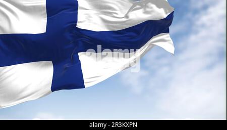 Drapeau national finlandais agitant dans le vent par temps clair Banque D'Images