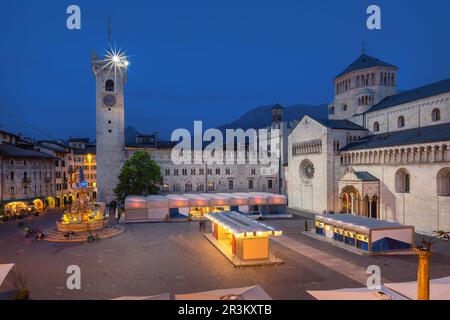 Trento, Italie - vue sur la place Piazza del Duomo avec la cathédrale et la tour Torre Civica Banque D'Images