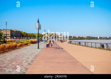 BORDEAUX, FRANCE - 17 SEPTEMBRE 2018 : rive de la Garonne au centre de la ville de Bordeaux en France Banque D'Images