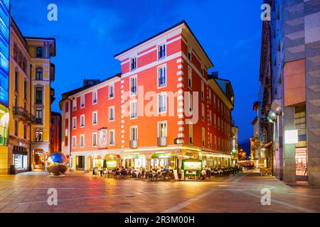 LUGANO, SUISSE - Juillet 09, 2019 : café de la rue à la Piazza Dante square dans la ville de Lugano, dans le canton du Tessin, Suisse la nuit Banque D'Images