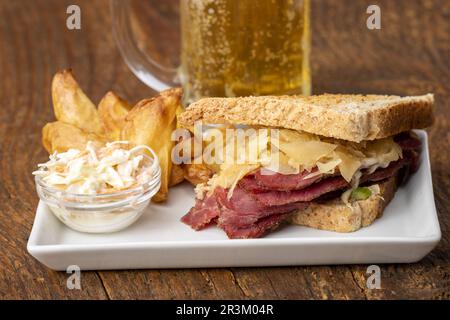 Reuben sandwich sur une assiette avec des frites Banque D'Images