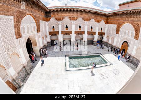 Ali ben Youssef Medersa, Marrakech est un ancien collège théologique et aujourd'hui une attraction touristique majeure attirant des milliers de visiteurs chaque année. Banque D'Images