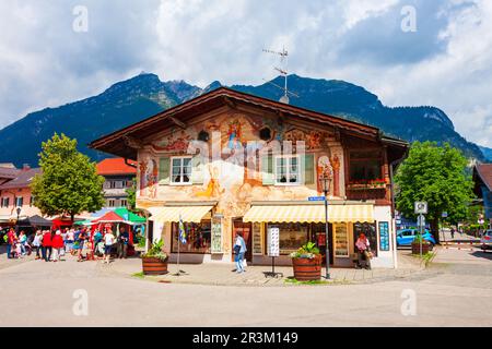 Garmisch-Partenkirchen, Allemagne - 02 juillet 2021: Maison de beauté avec Luftlmalerei, bayern forme d'art de peinture de façade dans le centre de Garmisch Partenki Banque D'Images