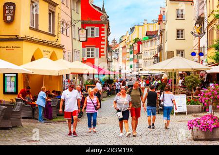 Lindau, Allemagne - 04 juillet 2021 : café Steet dans la vieille ville de Lindau. Lindau est une grande ville et une île sur le lac de Constance ou Bodensee en Bavière, en allemand Banque D'Images