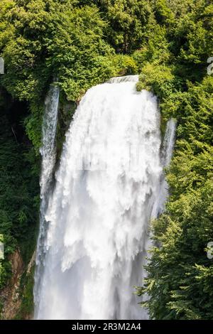 Cascade de Marmore en Ombrie, Italie.Cascade incroyable qui éclabousse la nature. Banque D'Images