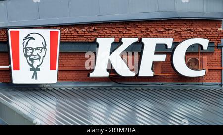 Minsk, Bélarus - 31 mai 2022: Signalisation sur un mur de briques KFC restauration rapide Banque D'Images